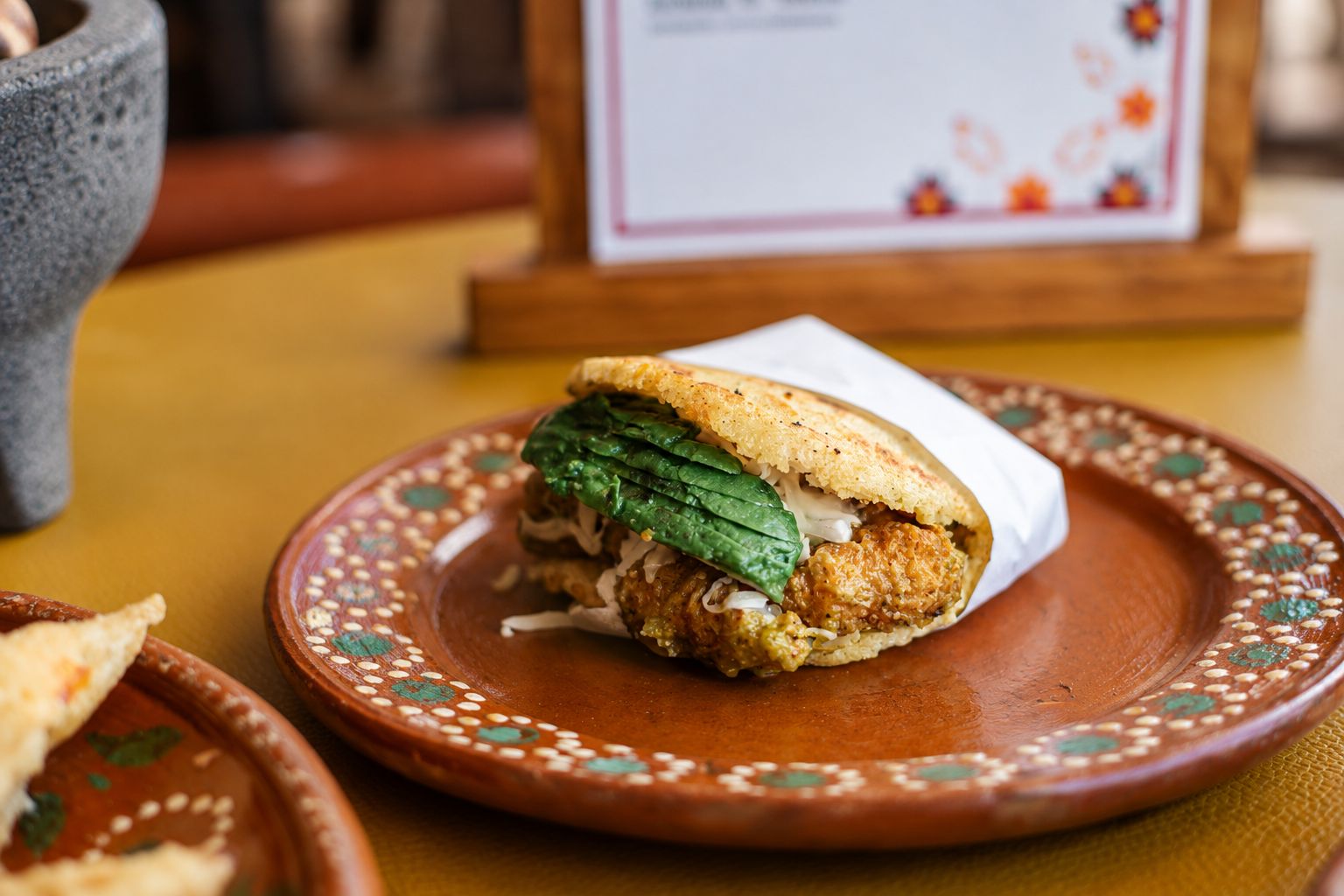 Gordita rellena de guisado con aguacate fresco