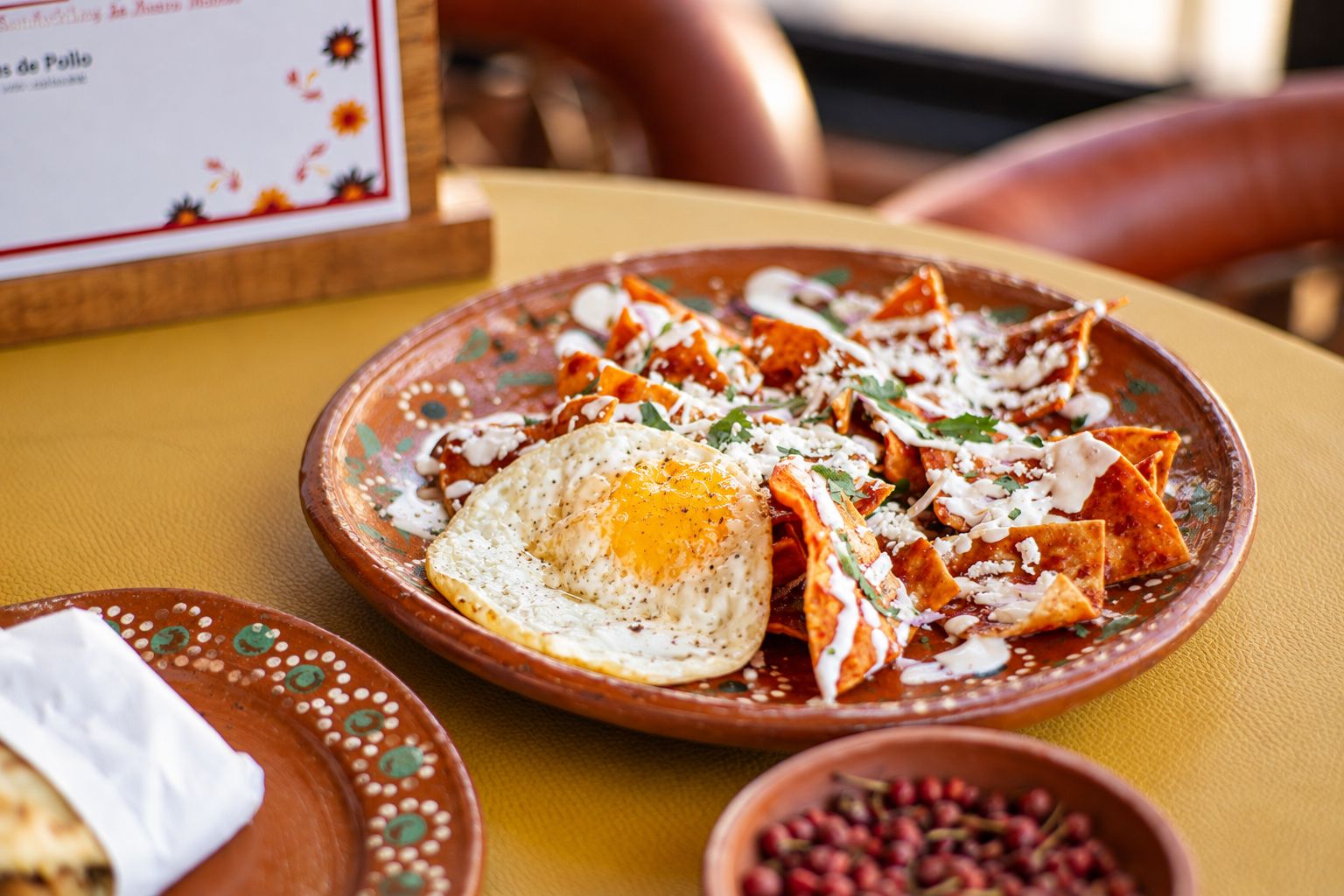Chilaquiles rojos con huevo estrellado y queso fresco