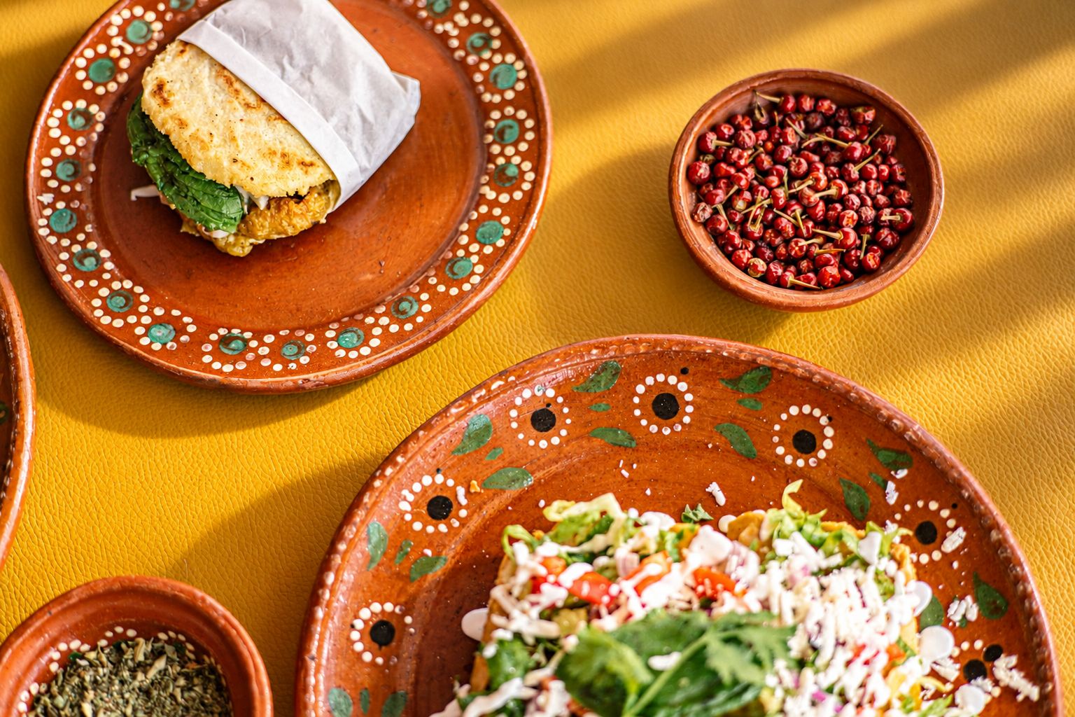 Gordita de chicharrón acompañada de chiles en vinagre